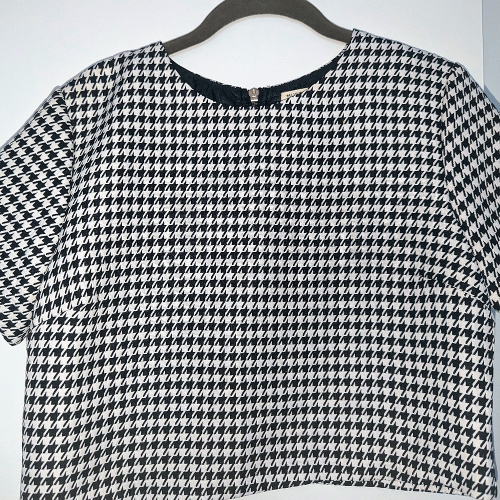 Flirty and Feminine..cropped Houndstooth top with back zipper